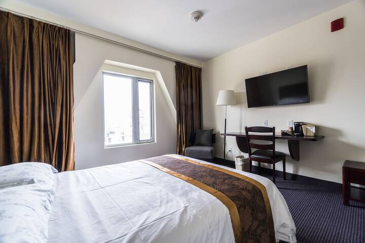 1 Queen Bed (9 of 19)
