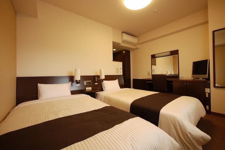 Room 6 of 28