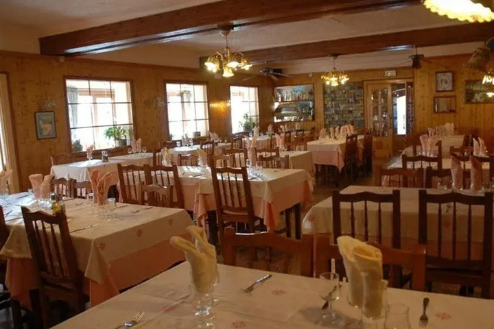 Dining 16 of 16
