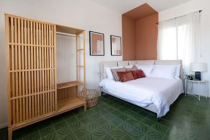 Room 6 of 361