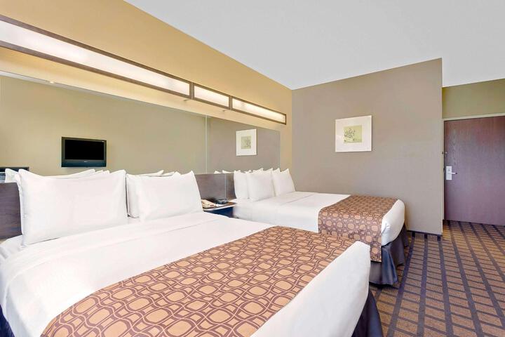 1 Queen Bed Accessible Room (12 of 19)