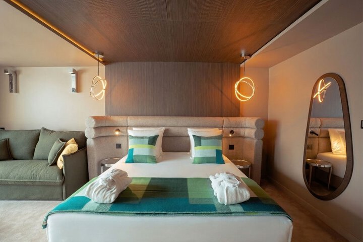 Room 4 of 40