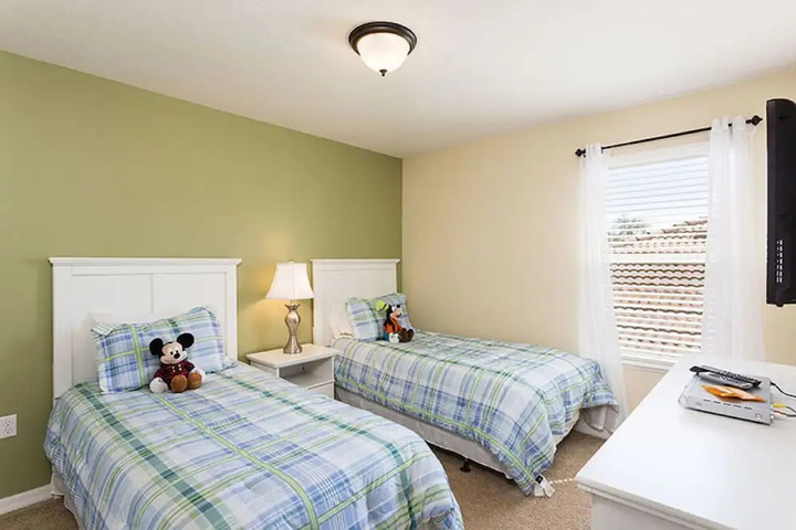 Room 6 of 18