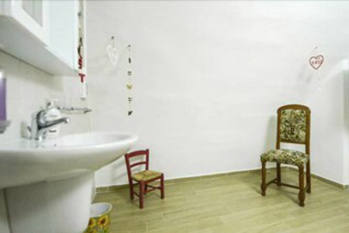 Room 5 of 16