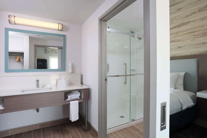 1 King Mobility Accessible with Tub (13 of 25)