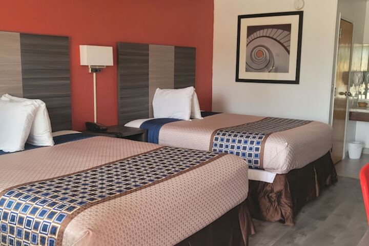 2 Queen Beds (5 of 8)