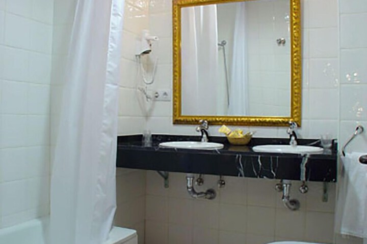 Room 8 of 16
