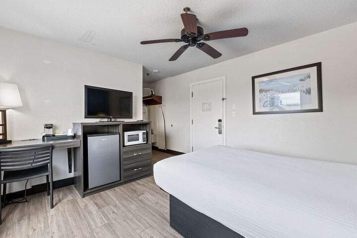 2 Double Beds Microwave and Refrigerator Flat Screen Television Work Desk High Speed Internet Accessible Continental Breakfast (30 of 32)