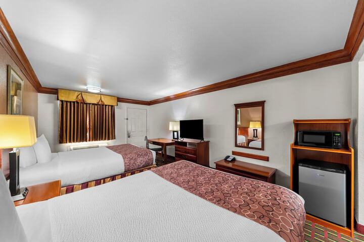 1 Queen Bed (12 of 12)
