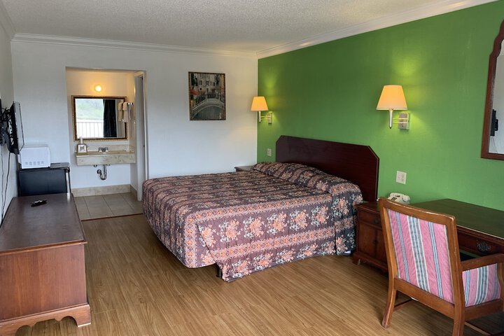 Room 8 of 30
