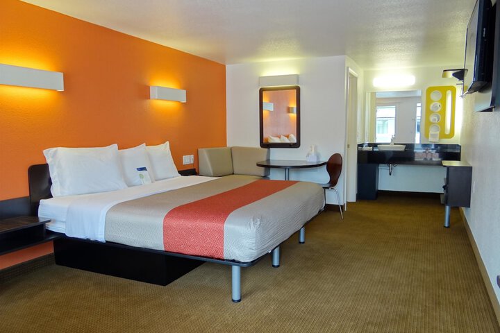 1 King Bed (8 of 10)