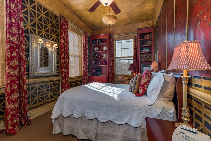 Room 9 of 27