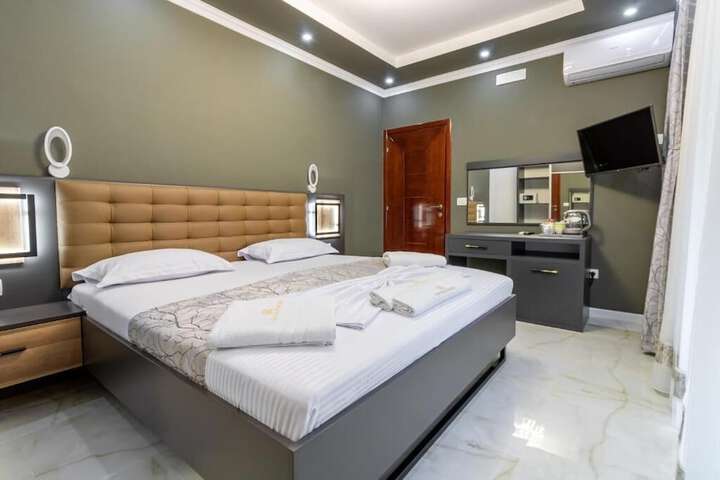Room 3 of 39