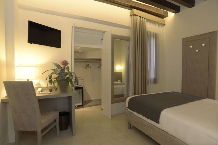 Room 15 of 51
