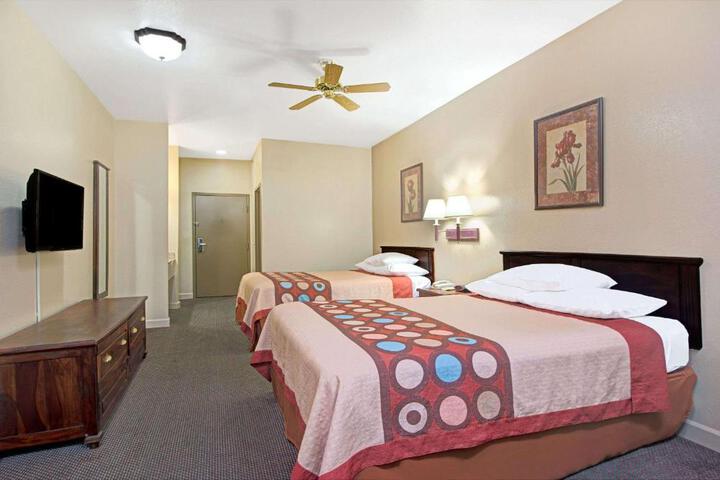 2 Queen Beds (1 of 8)