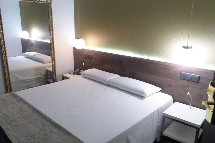Room 34 of 193
