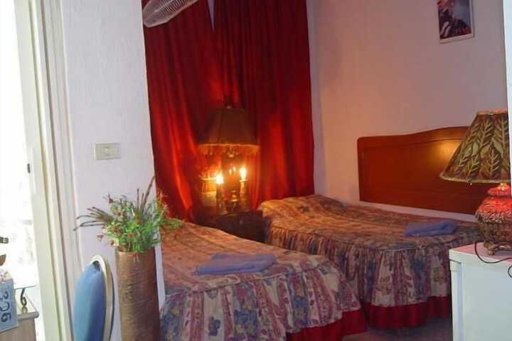 Room 9 of 31