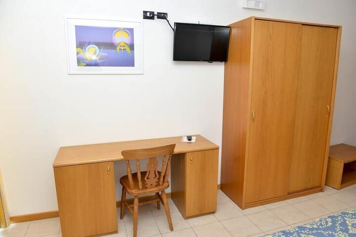 Room 5 of 11