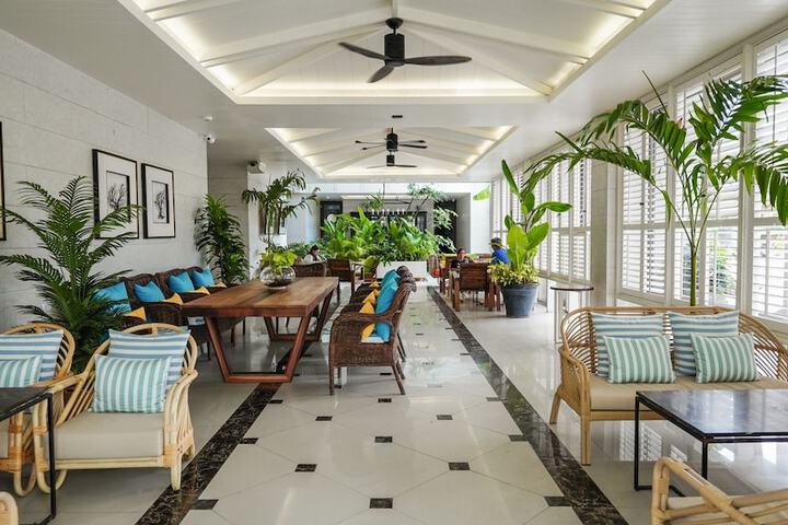 Entrance & Lobby