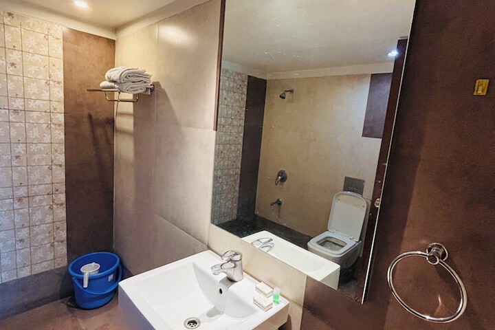 Room 10 of 14