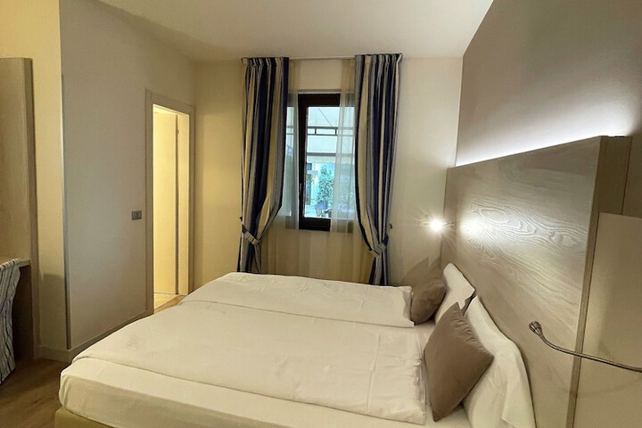 Room 3 of 53