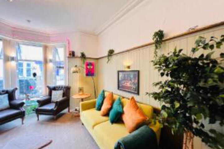Lounge 8 of 23