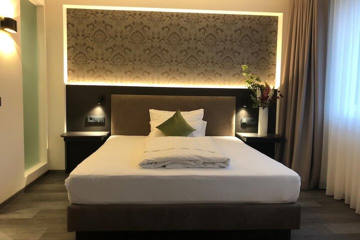 Room 8 of 33