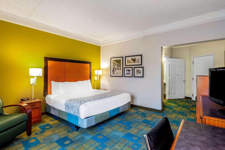 1 King Bed Deluxe Room (6 of 18)