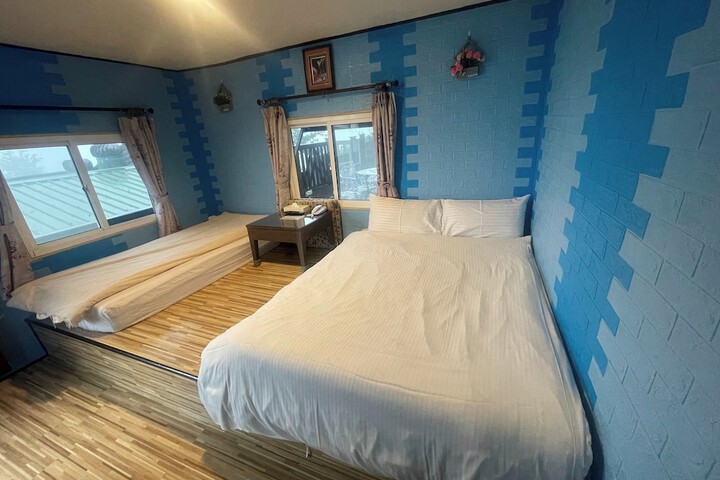 Room 9 of 33