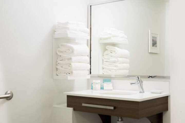 2 Queen Beds Hearing Accessible (5 of 10)