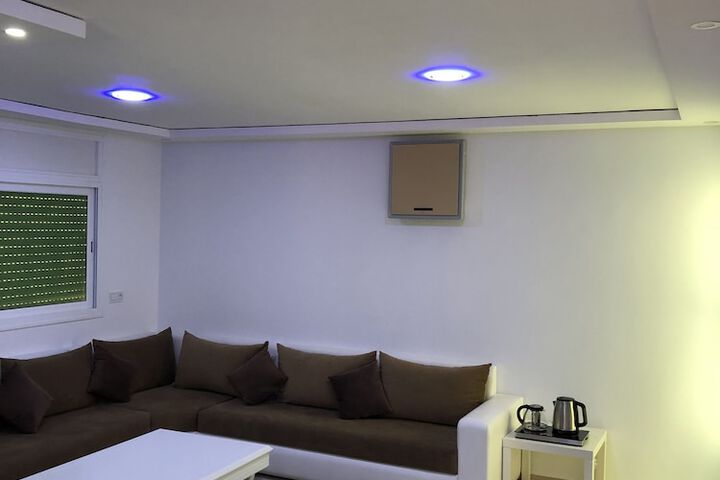 Room 6 of 28