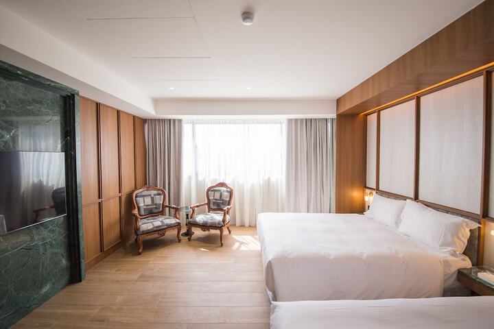 Room 83 of 243