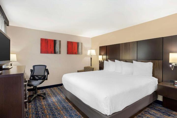 1 King Bed High Speed Internet Accessible Refrigerator, Coffee Maker, Hairdryer Full Breakfast (7 of 7)