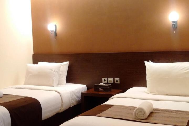 Room 4 of 18