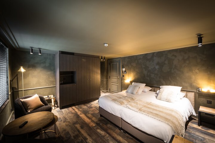 Room 4 of 102