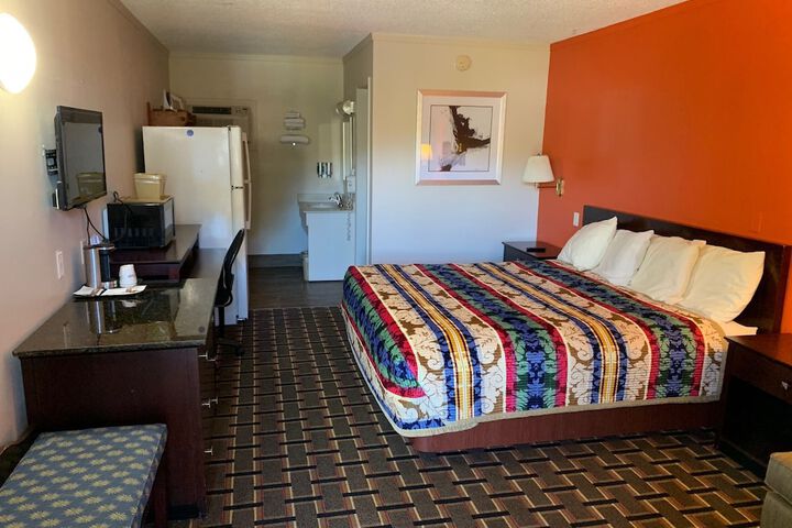 1 King Bed (8 of 8)