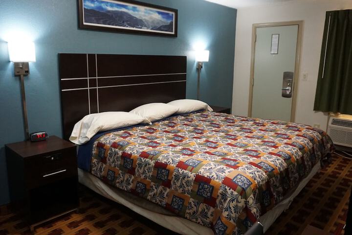 1 King Bed (4 of 14)