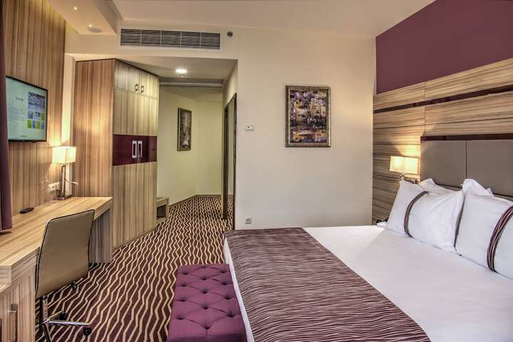 Room 5 of 93