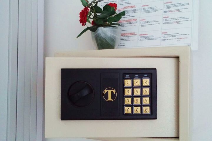 Room 32 of 170