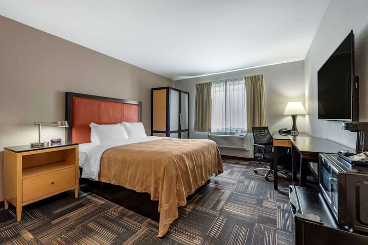 1 Queen Bed Hearing Accessible (3 of 9)