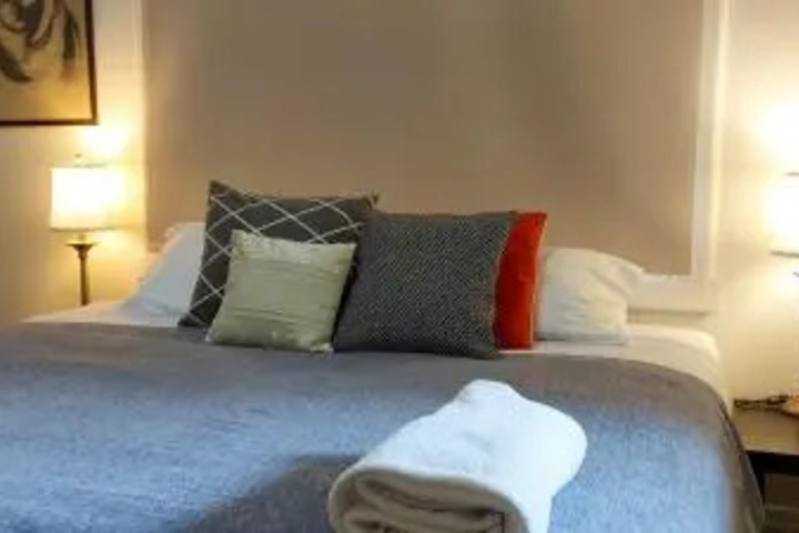 Room 4 of 12