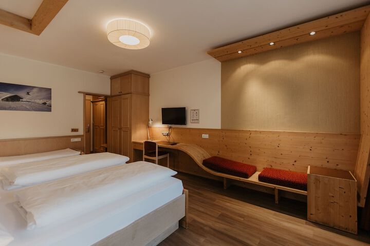 Room 3 of 102
