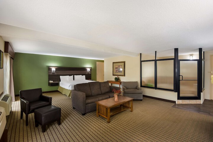 Accessible 1 King Accessible Roll in Shower Work Desk Microwave and Refrigerator WiFi Full Breakfast (2 of 14)