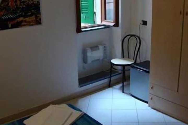 Room 8 of 32