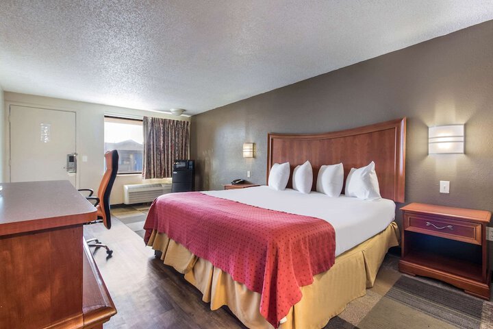 1 King Bed (4 of 7)