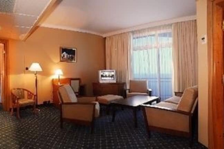 Room 12 of 38