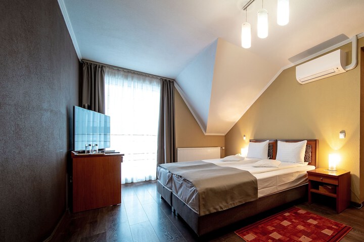 Room 4 of 34