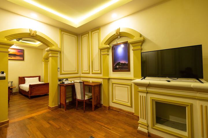 Room 6 of 28