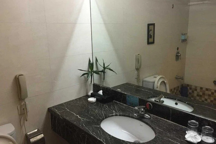 Room 8 of 16