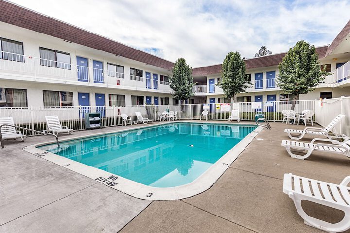 Hotel Pool
